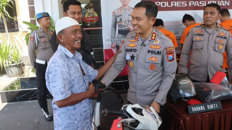 Ungkap Kasus Curanmor, Kapolres Pasuruan Serahkan Motor Curian pada Korban