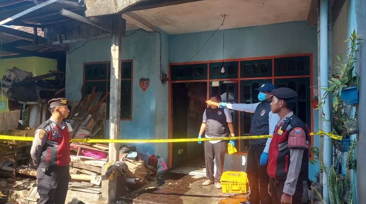 Kebakaran di Pendem Kota Batu Hanguskan Rumah Dua Lantai