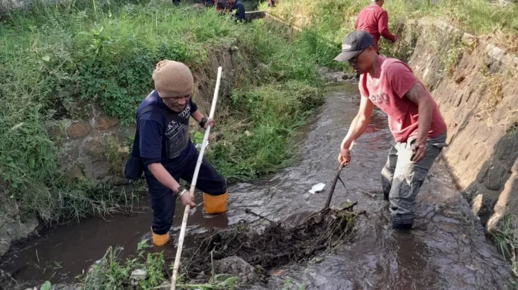 Sabers Pungli: Sungai di Kota Batu Masih Banyak Sampah Plastik dan Popok Bekas