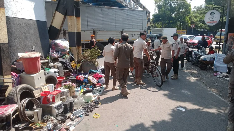 Satpol PP Kota Malang Tertibkan Tumpukan Rongsokan di Bawah Jembatan Buk Gluduk