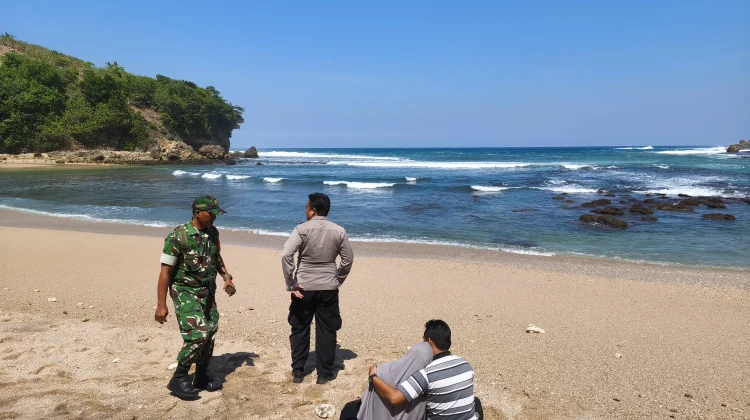 Kronologi Santri Kediri Tersapu Ombak Pantai Pangi saat Outing Class