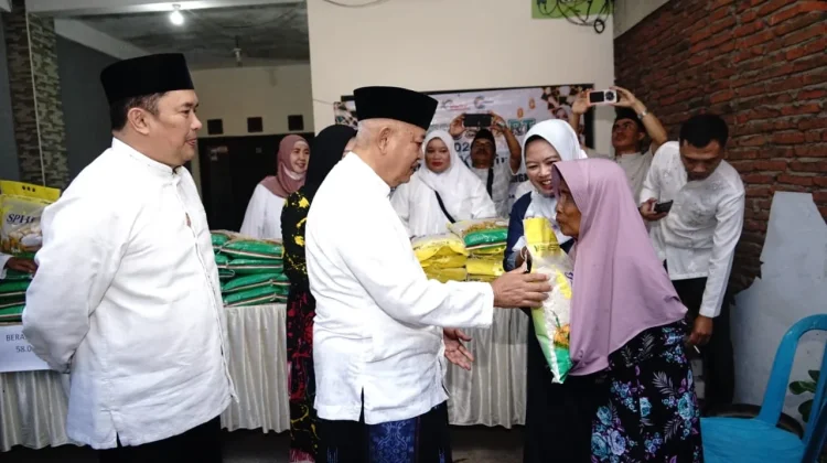Bupati Malang Bagikan Beras usai Safari Salat Subuh di Pakis