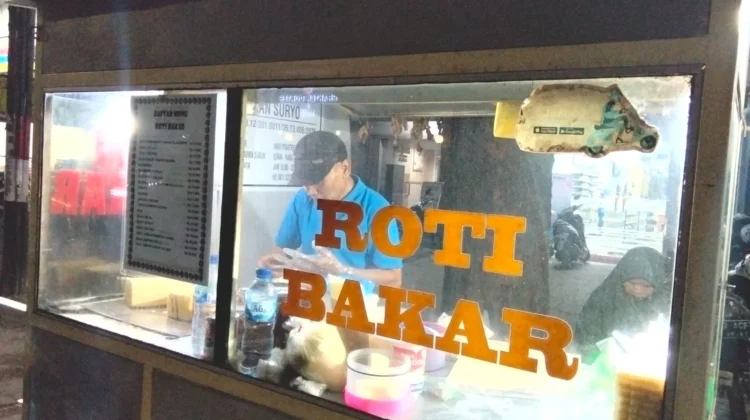 Roti Bakar Pak Uwut dan Perjuangan Bertahan di tengah Ramainya Kuliner Malam