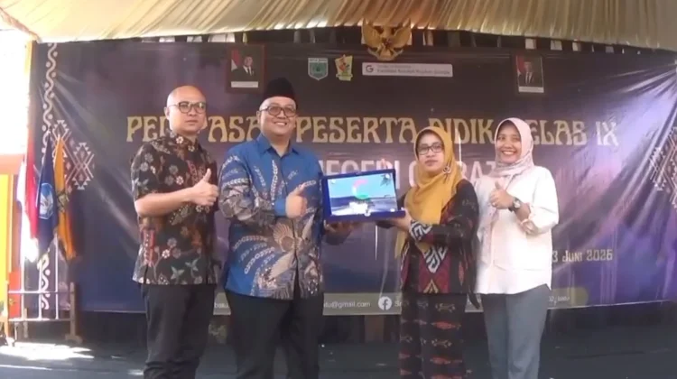 SMPN 2 Kota Batu Terima Sertifikat Google Education
