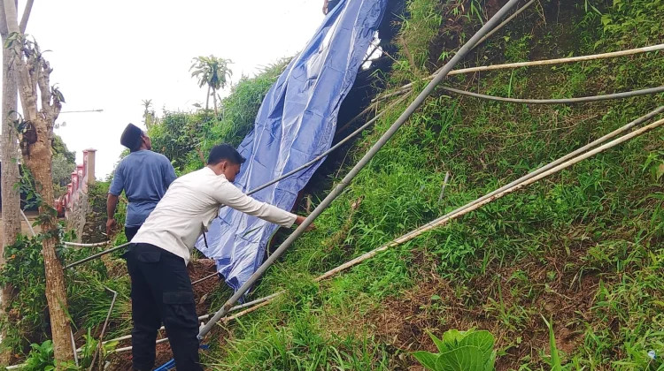 Jalan di Desa Palangsari Puspo Pasuruan Alami Longsor