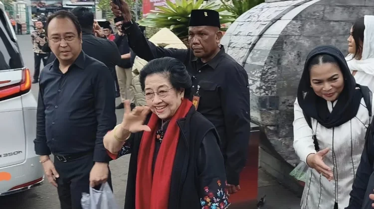 Kunjungan ke Blitar, Megawati Ziarah Makam Bung Karno dan Resmikan Istana Gebang