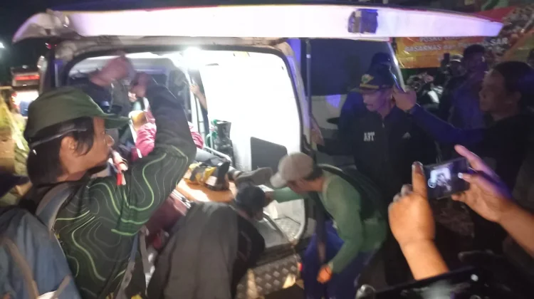 Pendakian Ilegal Semeru: 14 Orang Diperiksa, Pendaki Cedera Dievakuasi