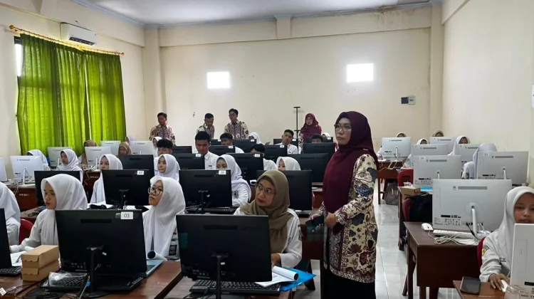 Guru dan Siswa SMAN 1 Sumberpucung Dilatih Olah dan Analisis Data