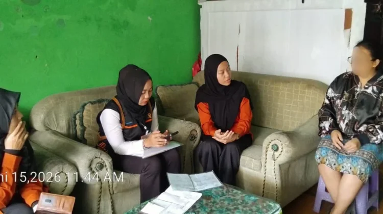 Petugas SE di Daerah Perbukitan Kota Batu Datangi Warga hingga Malam Hari