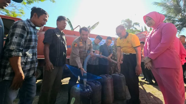 Polres Probolinggo Bantu Droping Air Bersih