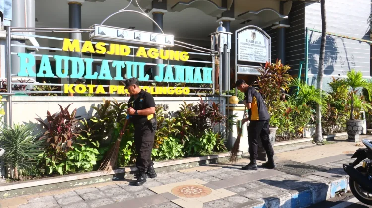 Menjelang Hut Bhayangkara, Polisi Bersihkan Tempat Ibadah