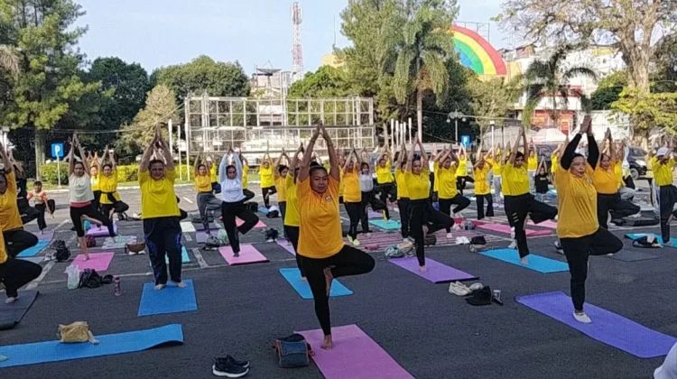 Wanita Hindu Dharma Indonesia Malang Peringati Hari Yoga Internasional