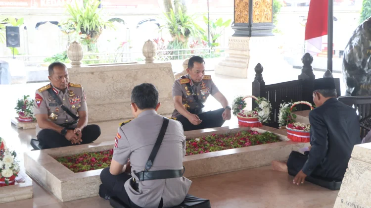 Sambut Hari Bhayangkara, Kapolri Ziarah ke Makam Bung Karno
