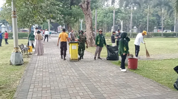 Ratusan anggota POLRI, TNI dan Warga Bersih-Bersih Alun-alun Bangil