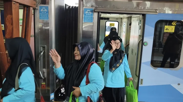 Naik Kereta Lebih Hemat, Lansia Dapat Diskon Tiket 20 Persen