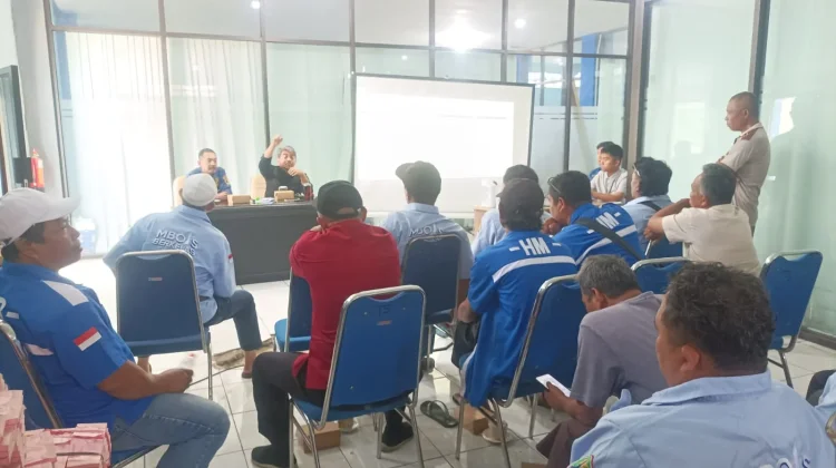 Dinilai Matikan Feeder, Jarak Halte Trans Jatim Dikritik
