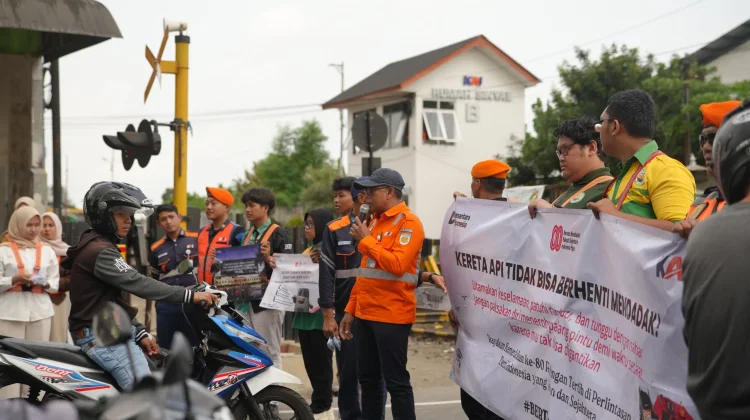 KAI Gandeng Railfans Edukasi Keselamatan Perlintasan Sebidang di Blitar