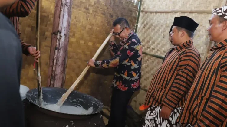 Wali Kota Batu Ajak Warga Lestarikan Tradisi Njenang Suro