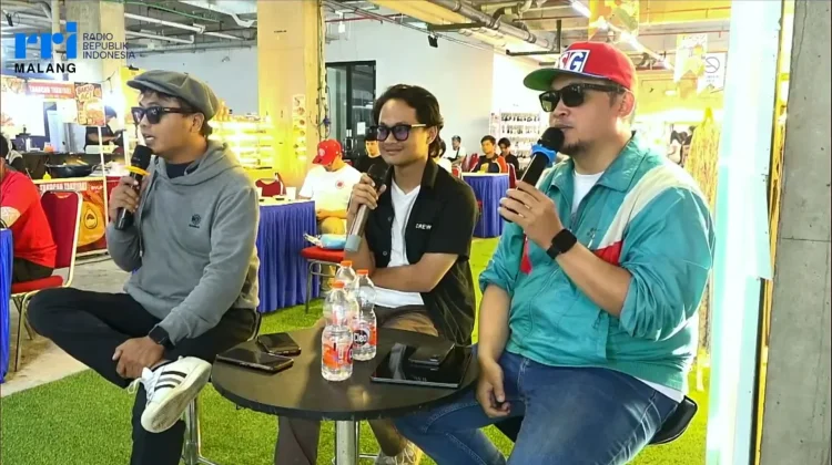 Masyarakat Sambut Positif Program Live Reaction RRI Malang di Legacy Market