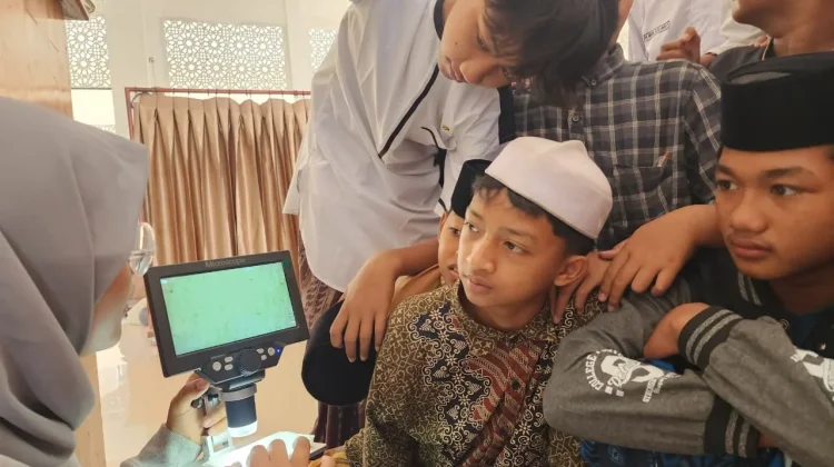 Ratusan Santri Jember Belajar Kelola Sampah dan Buat Eco Enzyme