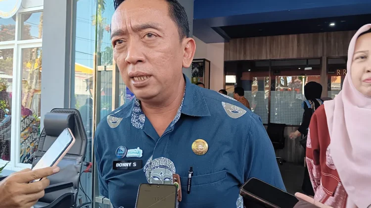 Ayah di Kota Malang Didorong Antar Anak di Hari Pertama Sekolah