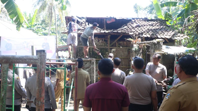 Polda Banten Bedah Rumah, Revitalisasi 107 Jembatan, dan Salurkan 10 Ton Beras