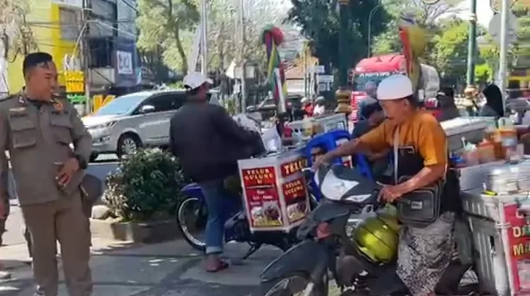 PKL Marak di Kayutangan, Satpol PP Kota Malang Edukasi Penertiban