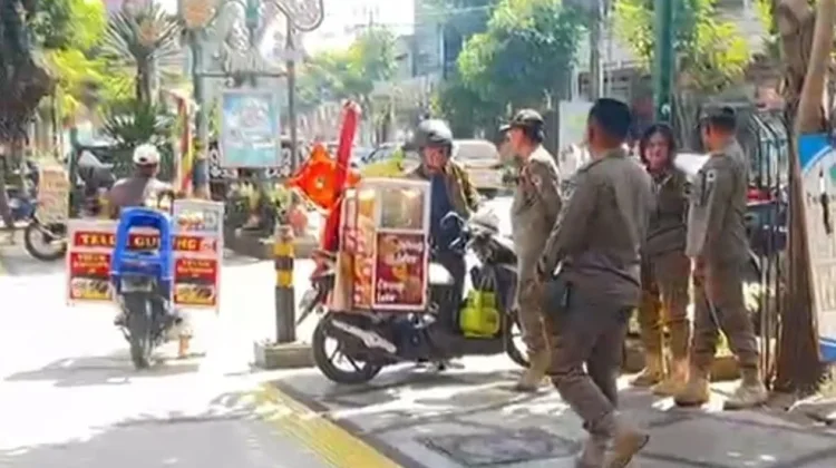 Satpol PP Ajak Warga Ikut Tegur PKL di Trotoar Kayutangan Heritage
