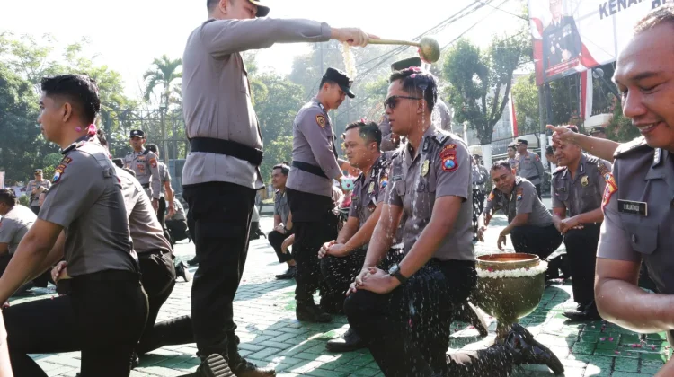 Tradisi Siraman Air Bunga Warnai Kenaikan Pangkat 74 Personel Polres Malang