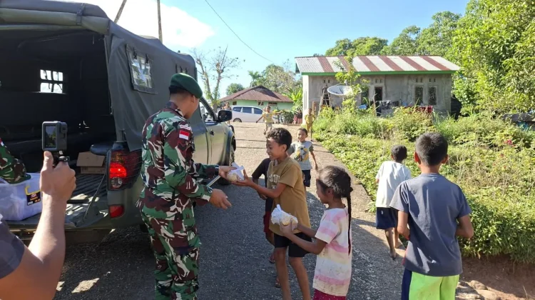 Satgas Pamtas Bagikan Makanan Bergizi, Pererat Kemanunggalan TNI dan Rakyat