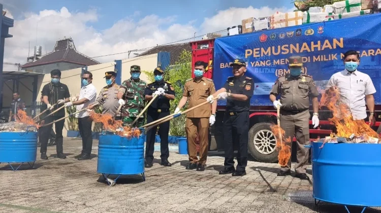 Jutaan Batang Rokok Ilegal Ludes Dimusnahkan Bea Cukai Blitar