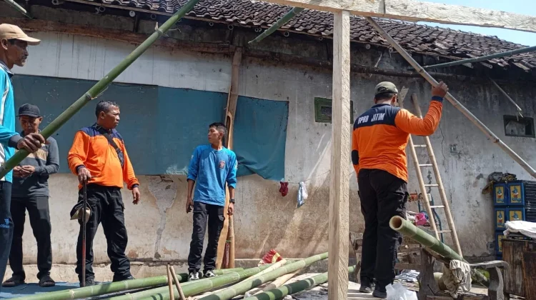 BPBD Kabupaten Probolinggo Salurkan Bantuan bagi Korban Angin Kencang di Tiris