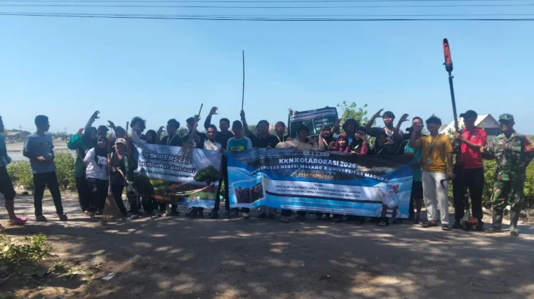 KKN-K UM–UNIRA Ajak Warga Bersihkan Perairan Dusun Muara