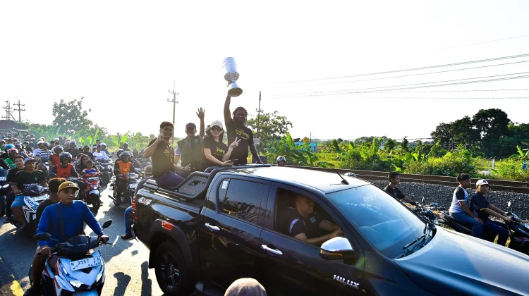 Official, Pemain dan Ribuan Supporter Pasuruan United Konvoi Keliling Bangil