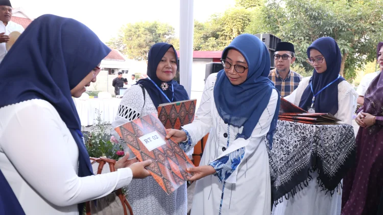 Ketua TP PKK Batu Apresiasi Santunan Warga RW 1 Sisir