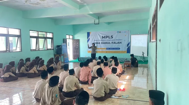 Polsek Talun Edukasi Bahaya Bullying saat MPLS di SMA Darul Falah
