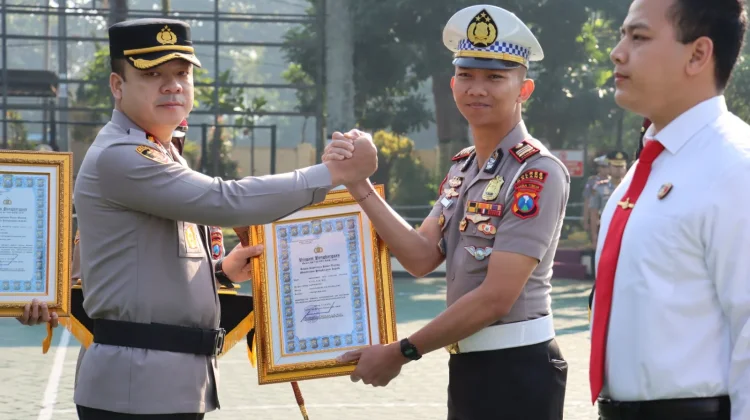 Kapolres Malang Beri Penghargaan pada Petugas dan Mitra Polisi