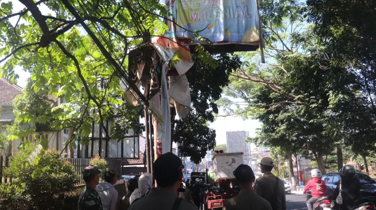 Satpol PP Kota Batu Tertibkan hingga 200 Reklame Liar Setiap Bulan