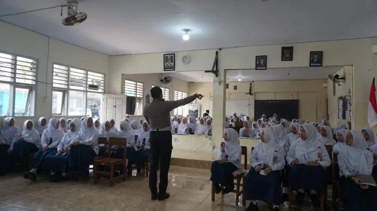 Polres Malang Edukasi Pelajar Soal Keselamatan Berlalu Lintas di MPLS
