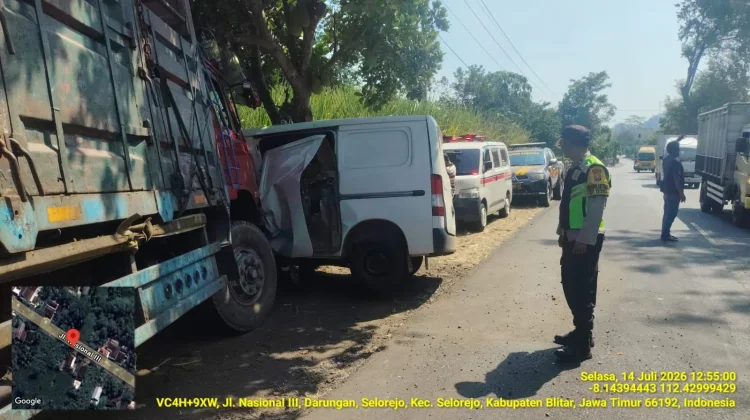 Grandmax Hantam Pagar usai Bersenggolan Dengan Truk Gandeng Selorejo