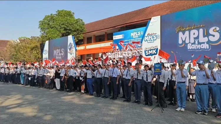 Pemprov Jatim Bagikan 42 Ribu Seragam Gratis bagi Siswa Afirmasi