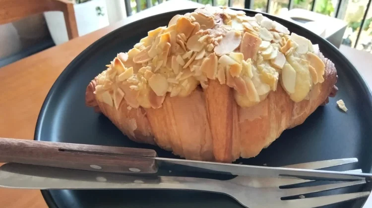 Almond Croissant Jadi Tren Pastry, Ini Perbedaannya dengan Croissant Klasik