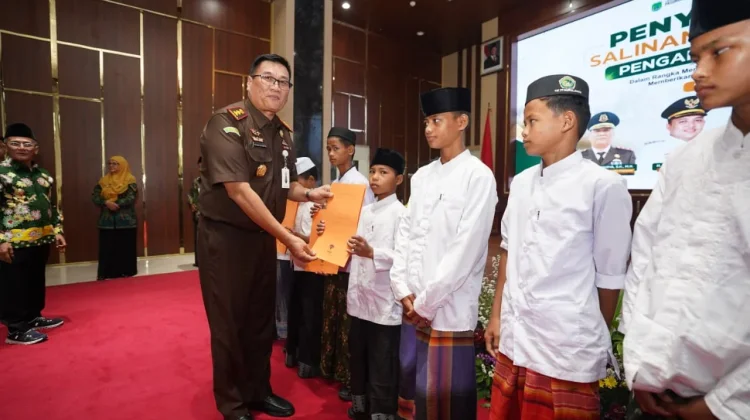 Lindungi Hak Anak, Pemkab Pasuruan - Kejari Serahkan Akta Wali Asuh