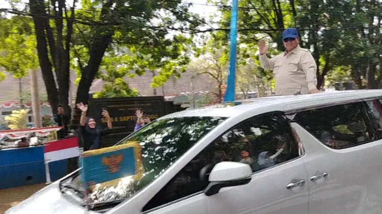 Presiden Prabowo Tiba di Lanud Abd Saleh Malang, Disambut Riuh Antusiasme Warga