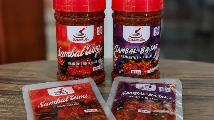 Berkah Ibu Pertahankan Sambal Ulek Manual Demi Cita Rasa Autentik