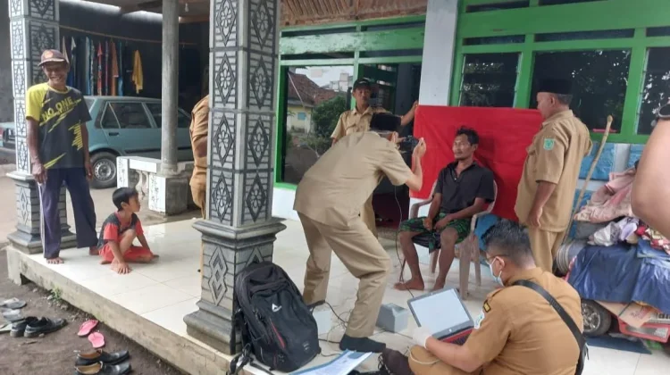 Bantu Difabel, Dispenduk Capil Kabupaten Pasuruan Rekam KTP-el di Rumah Warga