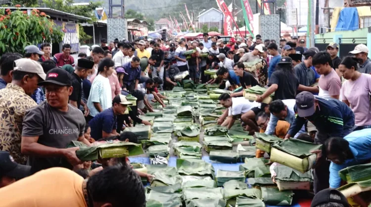 Peringati Hari Jadi ke-94, Desa Pujiharjo Malang Gelar Tradisi Encek-Encek