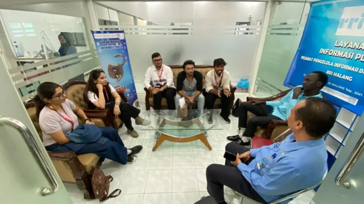 Kunjungi RRI Malang, Mahasiswa Asing AIESEC UMM Terkesan