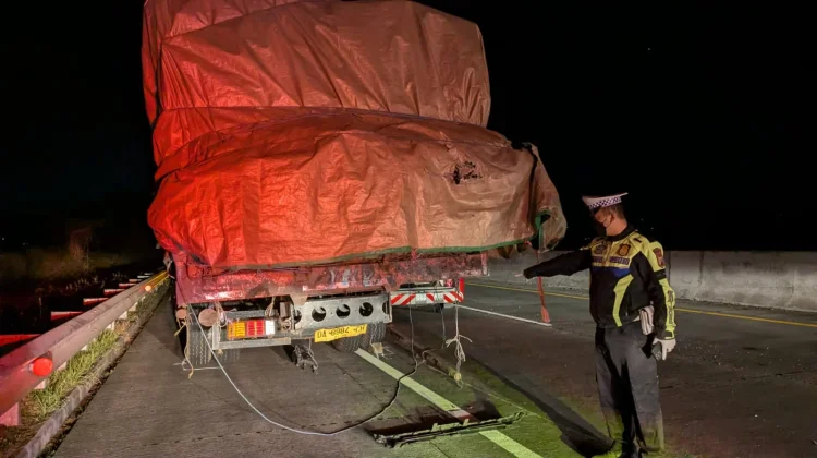 Tabrakan Maut Hiace vs Truk di Tol Malang-Pandaan: 3 Warga Sulsel Meninggal, 5 Luka