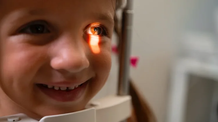 Kenali Mata Kucing, Tanda Awal Retinoblastoma pada Anak